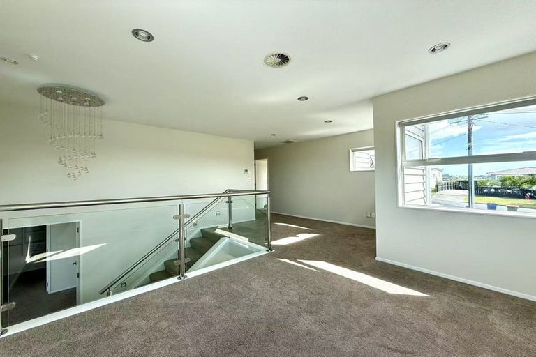 Photo of property in 240 Sturges Road, Henderson, Auckland, 0612