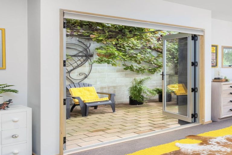 Photo of property in 25 Hawkhurst Road, Lyttelton, 8082