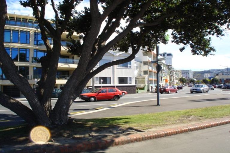 Photo of property in 82 Oriental Parade, Oriental Bay, Wellington, 6011