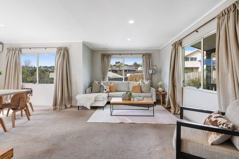 Photo of property in 2/45 Unsworth Drive, Unsworth Heights, Auckland, 0632