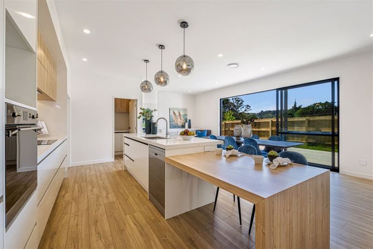 Photo of property in 9 Mcindoe Road, Kumeu, 0810