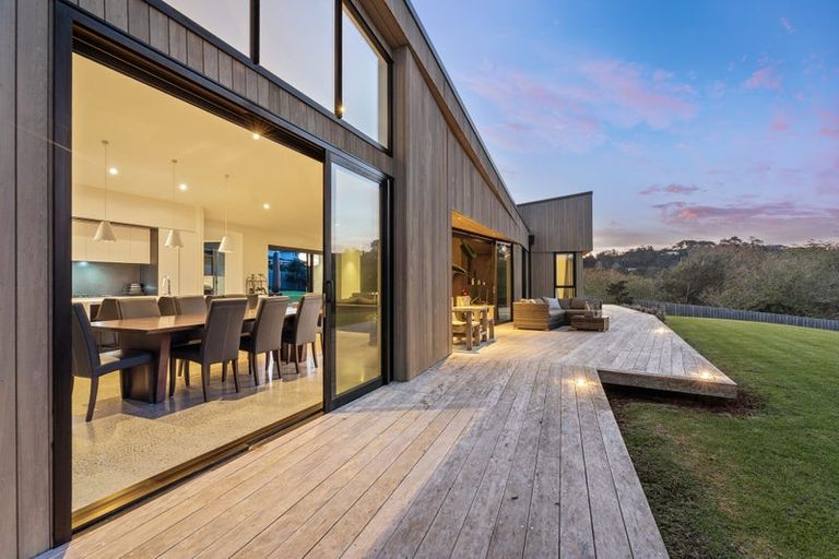 Photo of property in 7 Laguna Place, Matakatia, Whangaparaoa, 0930