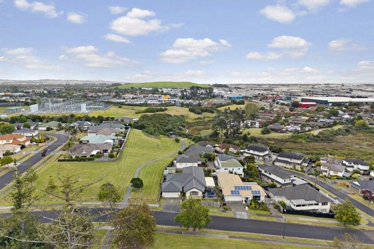 Photo of property in 24 Corta Bella Place, Golflands, Auckland, 2013