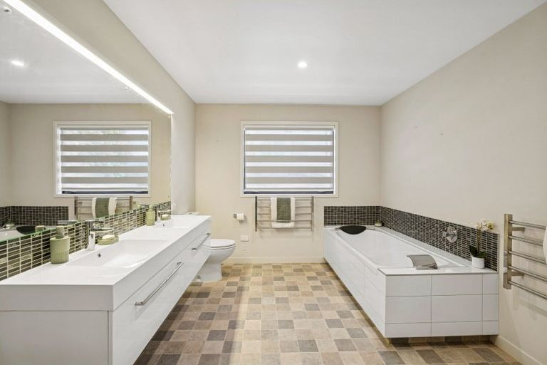 Photo of property in 12 Grove Lane, Kelvin Heights, Queenstown, 9300