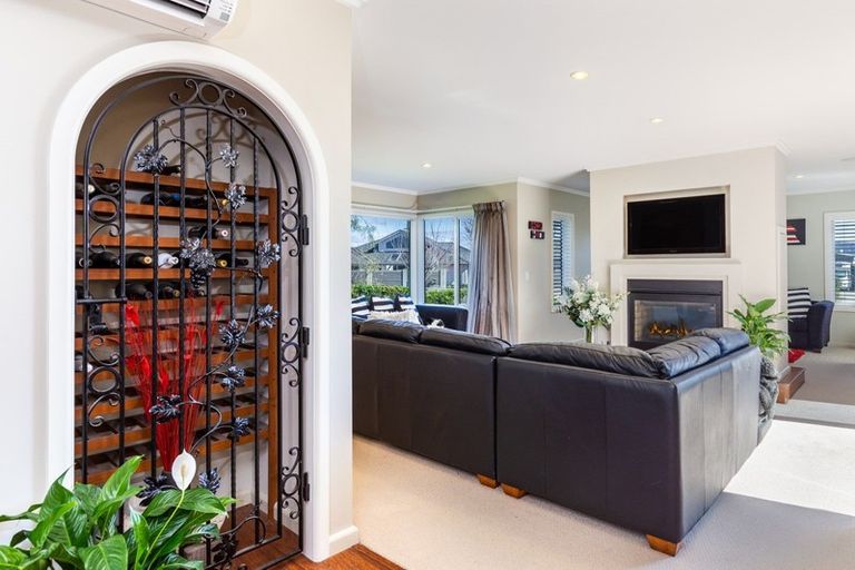 Photo of property in 2 Pukenamu Road, Rainbow Point, Taupo, 3330