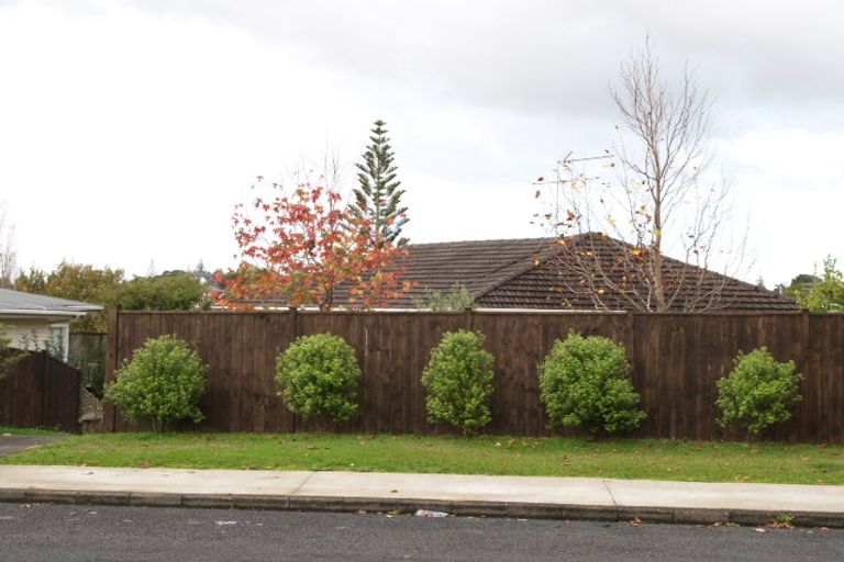 Photo of property in 15 Trelawn Place, Cockle Bay, Auckland, 2014