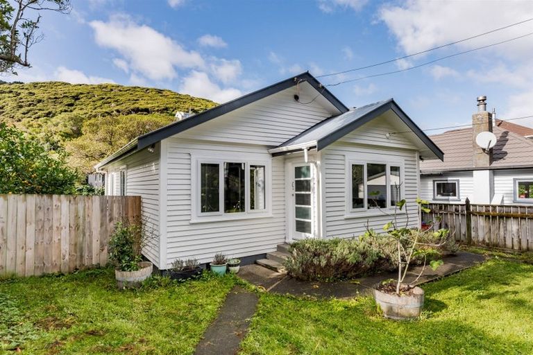 Photo of property in 66 Airlie Road, Plimmerton, Porirua, 5026