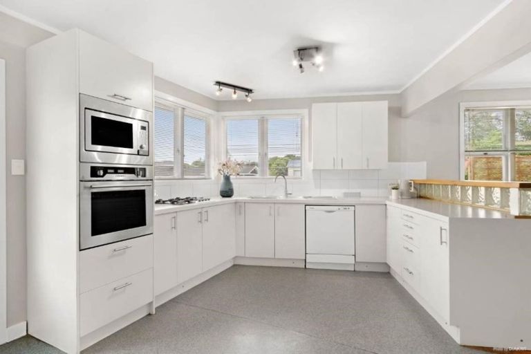 Photo of property in 22 Trojan Crescent, New Lynn, Auckland, 0600