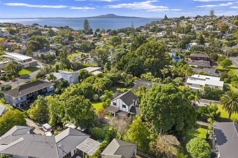 Photo of property in 33 Lyons Avenue, Murrays Bay, Auckland, 0630