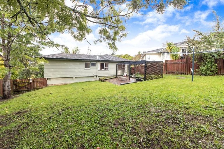 Photo of property in 28 Meadowood Drive, Unsworth Heights, Auckland, 0632