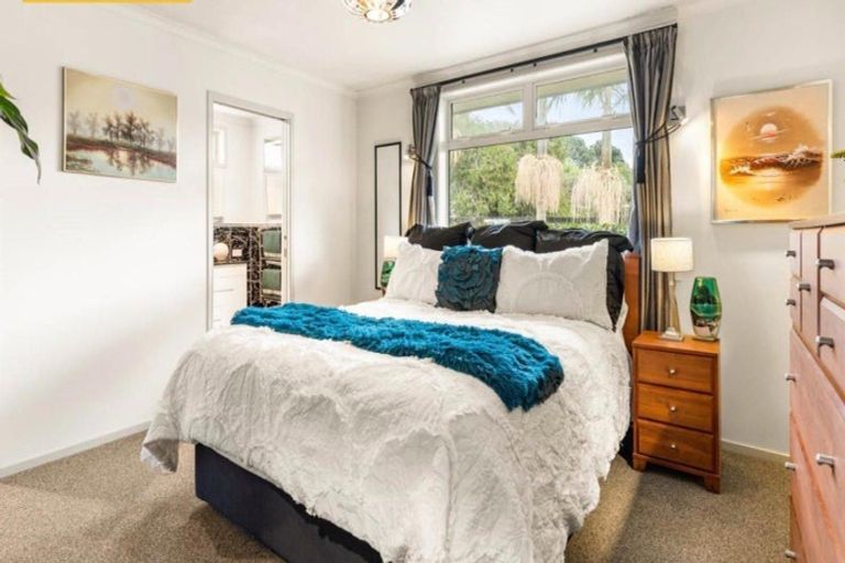 Photo of property in 12 Quo Vadis Place, Red Beach, 0932