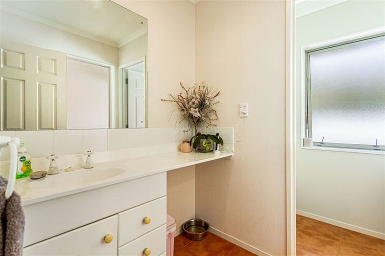 Photo of property in 278 Boord Crescent, Kumeu, 0891