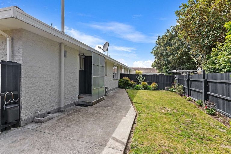 Photo of property in 2/3 Sawtell Place, Northcote, Christchurch, 8052