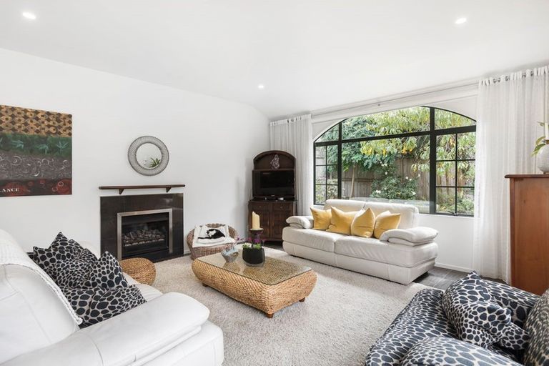 Photo of property in 2/8 Tui Glen Road, Birkenhead, Auckland, 0626