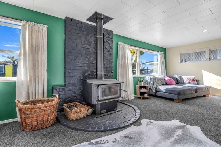 Photo of property in 37 Kawaha Point Road, Fairy Springs, Rotorua, 3015