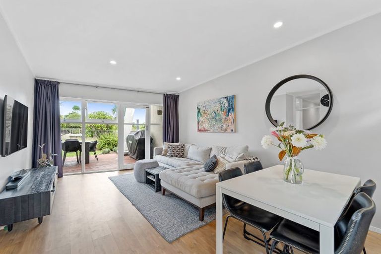 Photo of property in 2/18 Parr Terrace, Castor Bay, Auckland, 0620