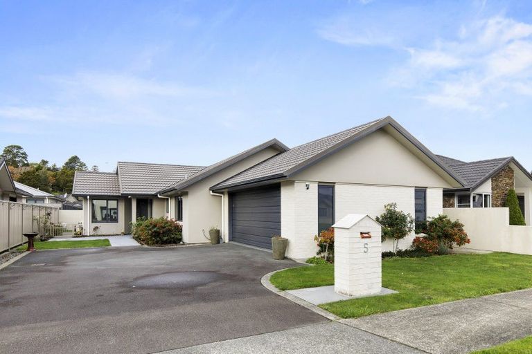 Photo of property in 5 Vernon Grove, Brown Owl, Upper Hutt, 5018