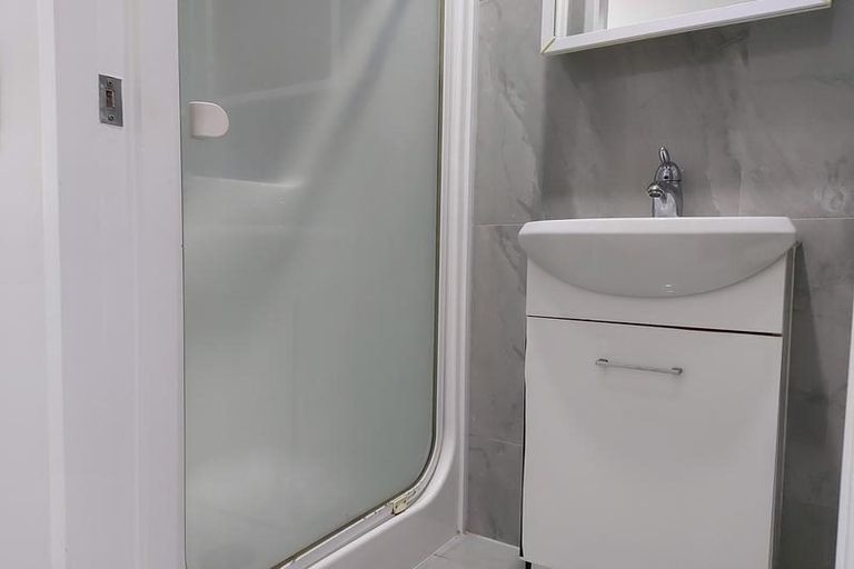 Photo of property in 17 Burgundy Park Avenue, Henderson, Auckland, 0612