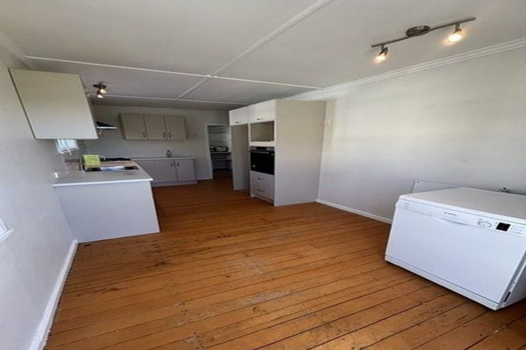 Photo of property in 124 Hewer Crescent, Naenae, Lower Hutt, 5011