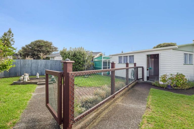 Photo of property in 19 Tainui Street, Castlecliff, Whanganui, 4501
