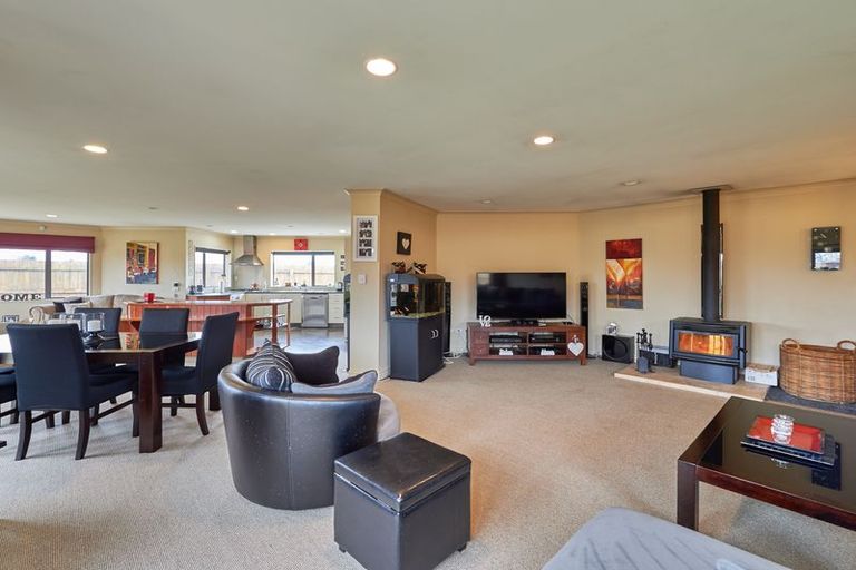 Photo of property in 14 Brookside Close, Highbury, Palmerston North, 4412