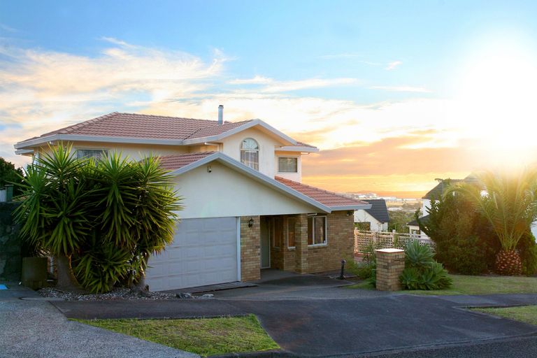 Photo of property in 53 Ribbonwood Crescent, Goodwood Heights, Auckland, 2105