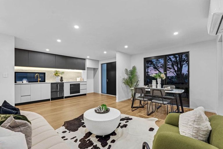 Photo of property in 21e Knights Road, Rothesay Bay, Auckland, 0630