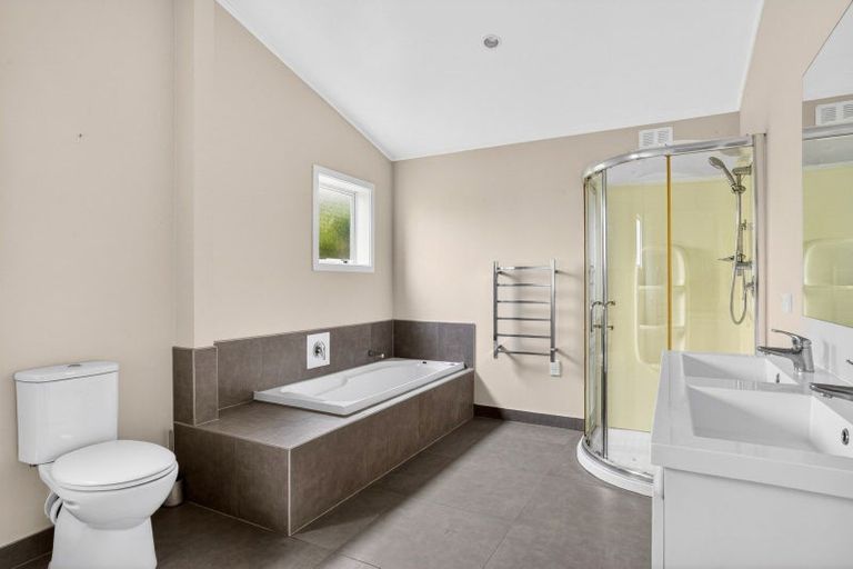 Photo of property in 61 Boord Crescent, Kumeu, 0891