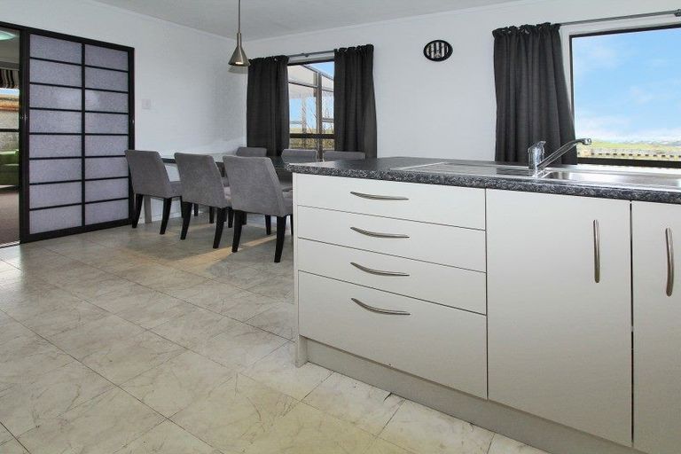 Photo of property in 136 Gloaming Hill, Titahi Bay, Porirua, 5022