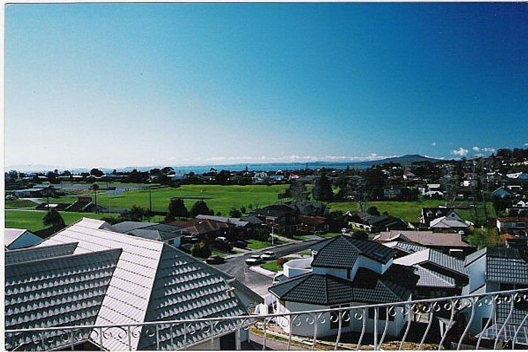 Photo of property in 28 Ronald Macken Place, Windsor Park, Auckland, 0632