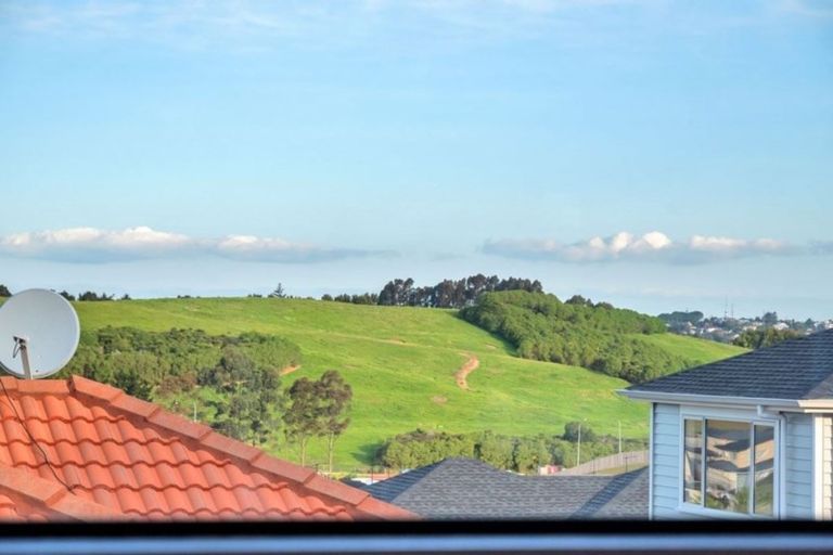 Photo of property in 2/8 Carrigans Close, Pinehill, Auckland, 0632