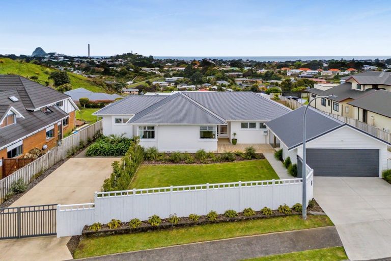 Photo of property in 7 Lemont Place, Westown, New Plymouth, 4310