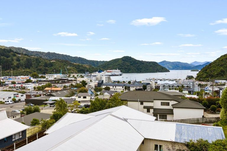 Photo of property in 15 Taranaki Street, Picton, 7220