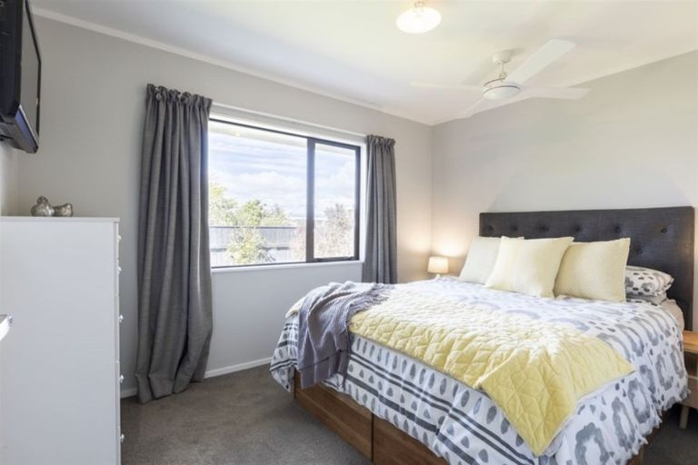Photo of property in 6a Perrin Place, Kelvin Grove, Palmerston North, 4414