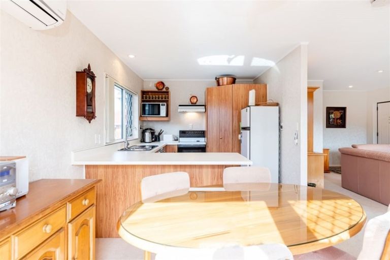 Photo of property in 2 Bosnyak Drive, Te Atatu South, Auckland, 0610