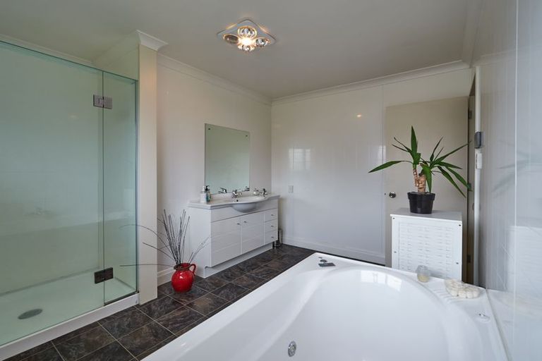 Photo of property in 14 Brookside Close, Highbury, Palmerston North, 4412