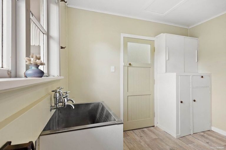 Photo of property in 14 Taikata Road, Te Atatu Peninsula, Auckland, 0610