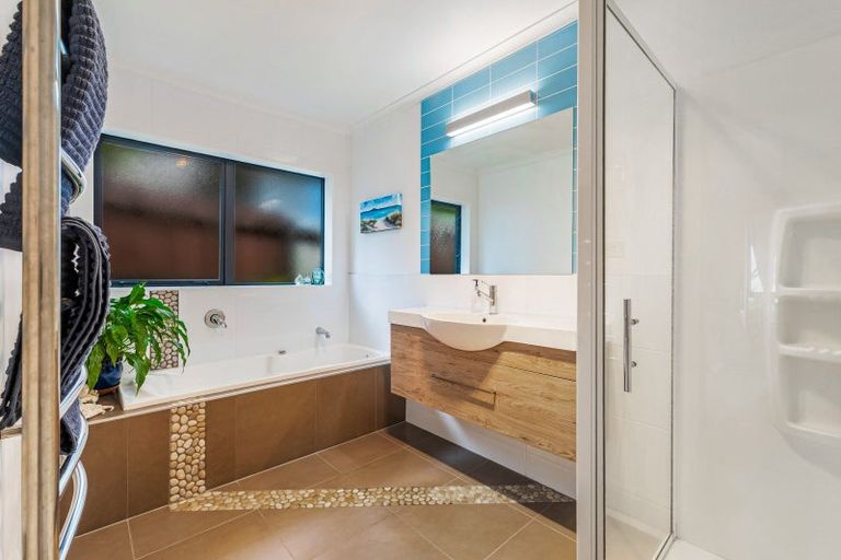 Photo of property in 10 Anchorite Way, Red Beach, 0932