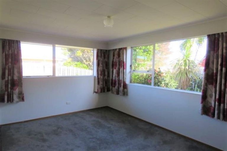 Photo of property in 70 Manu Crescent, Upper Vogeltown, New Plymouth, 4310