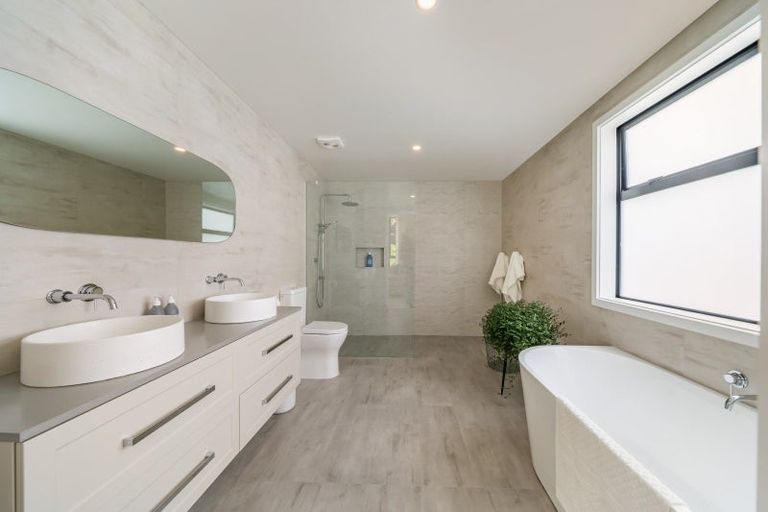 Photo of property in 8 Ramarama Lane, Crofton Downs, Wellington, 6035