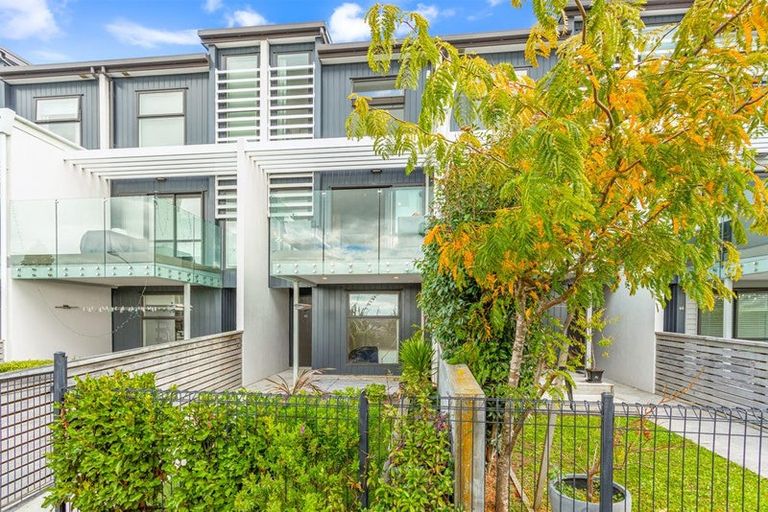 Photo of property in 40 Memorial Park Lane, Hobsonville, Auckland, 0618