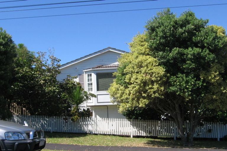 Photo of property in 2/1 Folkestone Street, Murrays Bay, Auckland, 0630