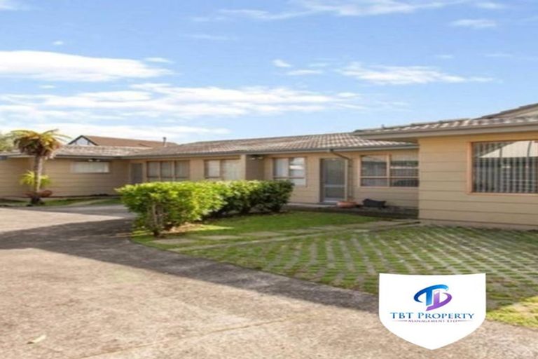Photo of property in 2/41 Challen Close, Conifer Grove, Takanini, 2112