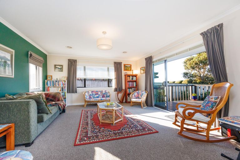 Photo of property in 12 Ron Place, Fitzherbert, Palmerston North, 4410