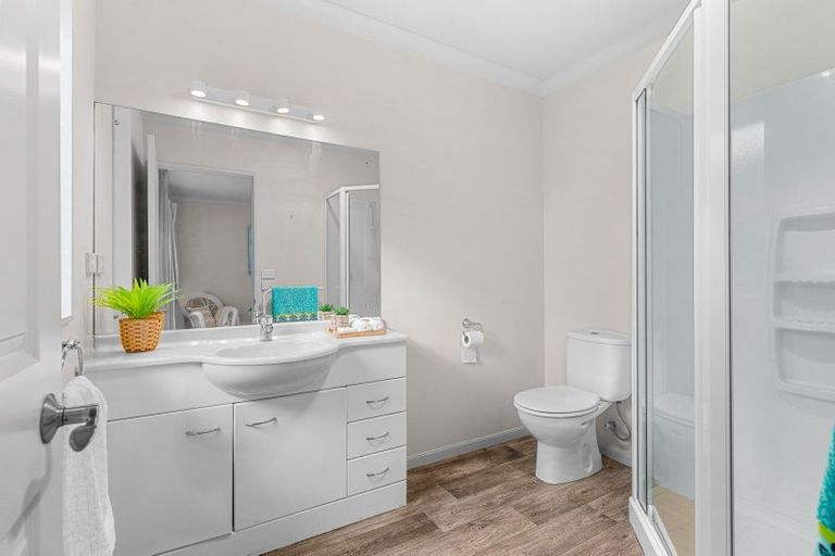 Photo of property in 11 Miami Place, One Tree Point, 0118