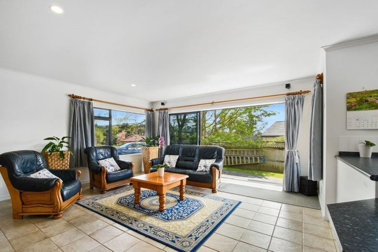 Photo of property in 11 Rosetti Rise, West Harbour, Auckland, 0618