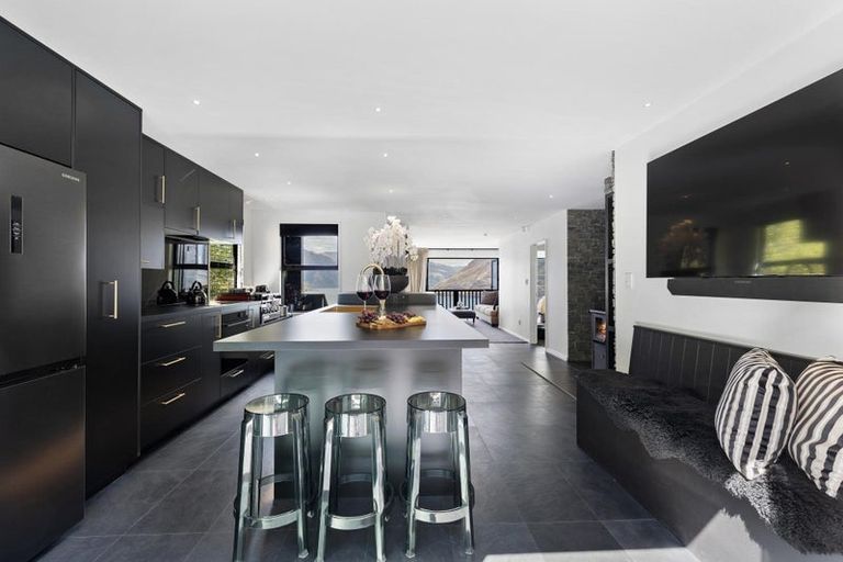 Photo of property in 13 Caples Place, Fernhill, Queenstown, 9300