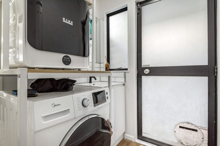 Photo of property in 1/14 Helicon Place, Totara Vale, Auckland, 0629