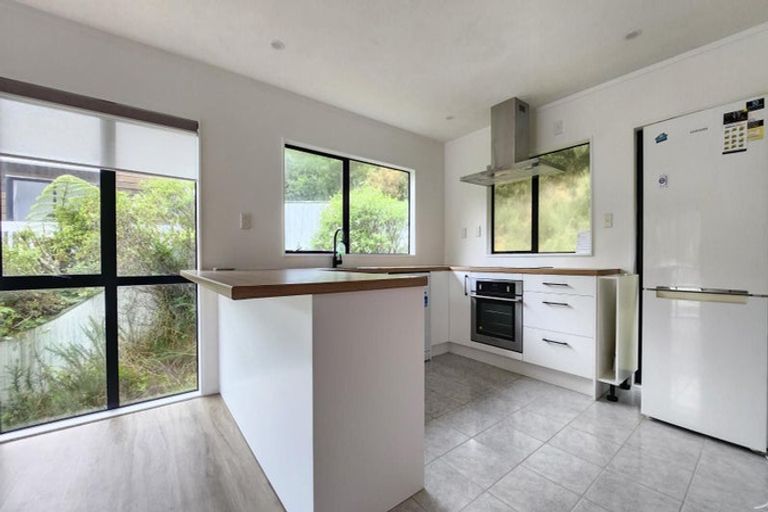 Photo of property in 4 Parsons Glen, Karori, Wellington, 6012