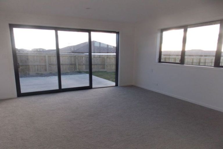 Photo of property in 18 Sardinia Grove, Fitzherbert, Palmerston North, 4410